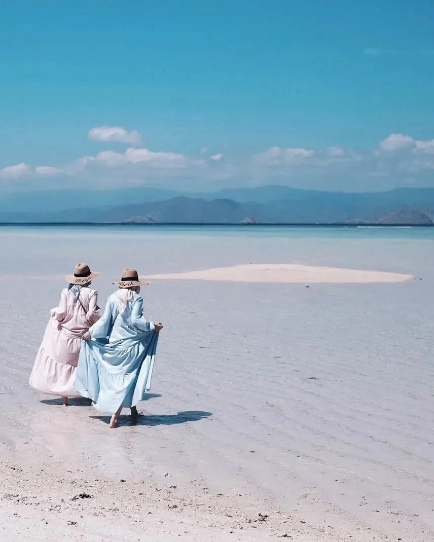 Walking on the beautiful Gili Kapal sandbar