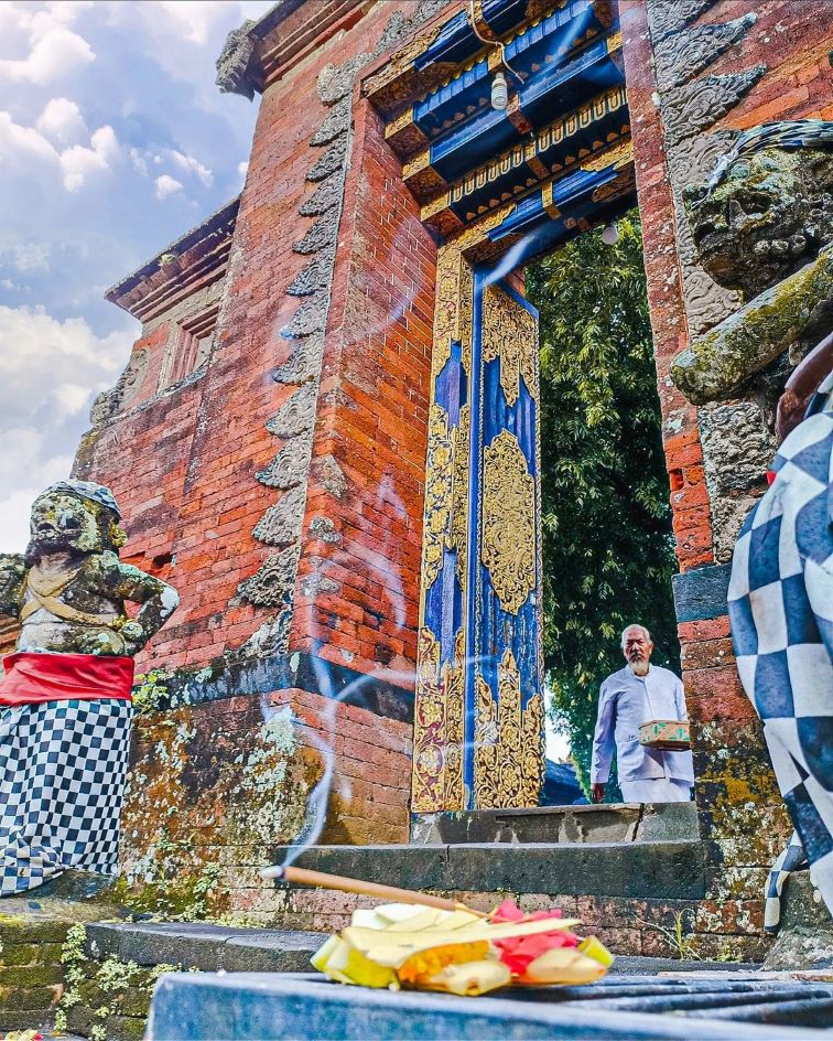 The unique Pura Lingsar temple complex